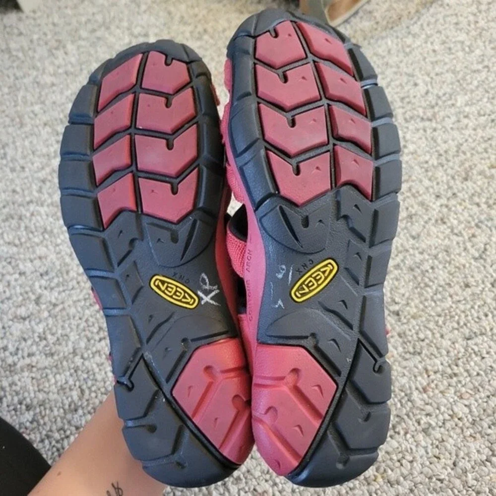 Keen Newport H2 Hiking Red Youth Sandals Waterproof Size 4